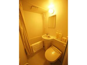 La salle de bains est pourvue de toilettes, d'un lavabo et d'une baignoire. dans l'établissement Urbanty Nishikujo - Vacation STAY 08584v, à Osaka