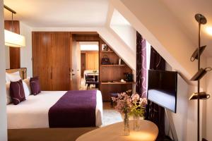a hotel room with a bed and a desk at Hotel Maison FL in Paris