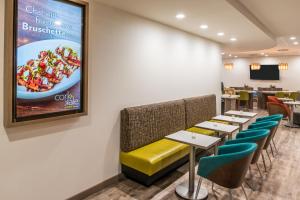 una sala da pranzo con tavoli e sedie e un cartello di EVEN Hotel Eugene by IHG a Eugene