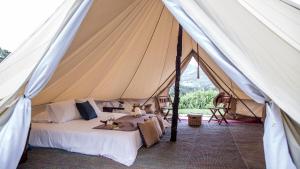 ArcabucoGlamping Finca Corazón的一个大帐篷,里面设有一张床