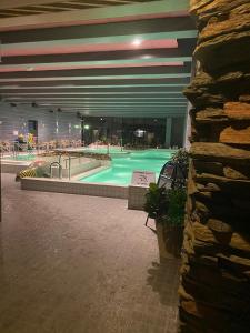- une grande piscine dans un grand bâtiment dans l'établissement Enjoy Ylläs - Cozy top floor apartment, à Ylläsjärvi