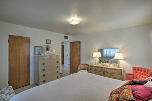 Giường trong phòng chung tại Less Than 3 Mi to Dtwn Phoenix Home with Yard