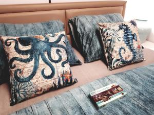 ein Bett mit zwei Kissen und einem Oktopus darauf in der Unterkunft CITY PREMIUM Studio Suite in Blankenberge