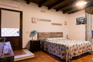 um quarto com uma cama e uma janela em Le Case di Sottovento em Mola di Bari