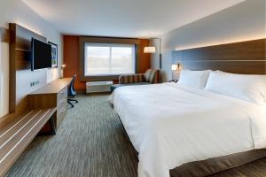 een hotelkamer met een groot bed en een televisie bij Holiday Inn Express & Suites - Middletown - Goshen, an IHG Hotel in Middletown