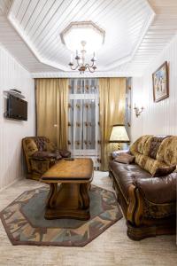 un soggiorno con divano e tavolo di Hotel Chateau a Bukovel