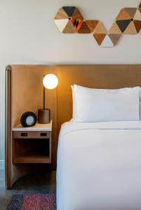 Postel nebo postele na pokoji v ubytování Hyatt Centric Downtown Portland