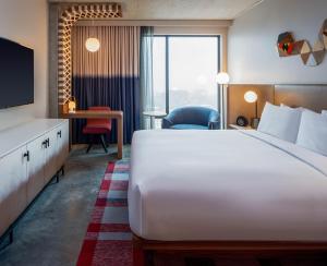 Postel nebo postele na pokoji v ubytování Hyatt Centric Downtown Portland