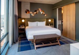 Postel nebo postele na pokoji v ubytování Hyatt Centric Downtown Portland