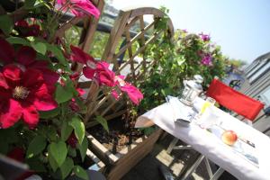 Holiday Inn Express Arras, an IHG Hotel في أراس: طاولة وكراسي مع الزهور على الفناء