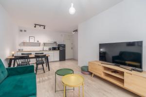 TV a/nebo společenská místnost v ubytování FARO Apartamenty Bliżej Morza