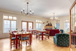 Posezení v ubytování Courthouse Inn Revelstoke