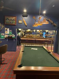uma mesa de bilhar num pub com um bar em Royal Hotel Oberon em Oberon