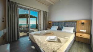 Un dormitorio con una cama con vista al mar. en Nafsika Xenia Villa, en Plátanos 39 fotos más