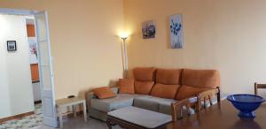 A seating area at Piso romantico y espacioso