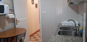 A kitchen or kitchenette at Piso romantico y espacioso