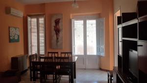 een eetkamer met een tafel en stoelen en een raam bij Piso romantico y espacioso in Tremp