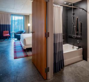 Postel nebo postele na pokoji v ubytování Hyatt Centric Downtown Portland