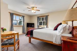 Postel nebo postele na pokoji v ubytování Courthouse Inn Revelstoke
