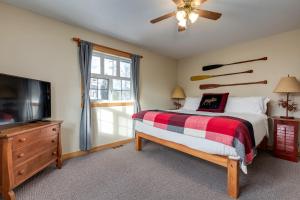 Postel nebo postele na pokoji v ubytování Courthouse Inn Revelstoke