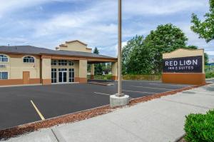 une auberge et des suites en lion rouge devant un parking dans l'établissement Red Lion Inn & Suites Des Moines, à Des Moines
