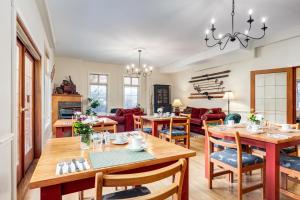 comedor y sala de estar con mesa y sillas en Courthouse Inn Revelstoke en Revelstoke