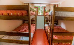 Habitación con 3 literas en un albergue en Casa Machu Picchu Hostel, en Machu Picchu