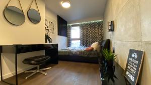 Posteľ alebo postele v izbe v ubytovaní MagSpace River View Jacuzzi Apartment