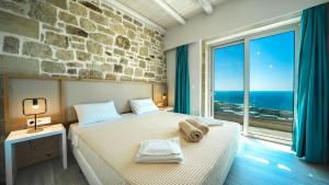 En eller flere senge i et værelse på Nafsika Xenia Villa + 23 billeder