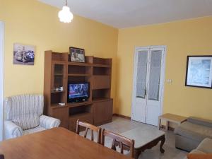 een woonkamer met een tafel en een tv in een kamer bij Piso romantico y espacioso in Tremp