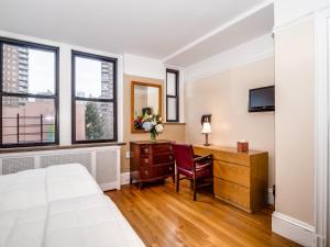A bed or beds in a room at Leo House