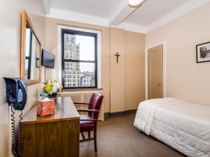 A bed or beds in a room at Leo House