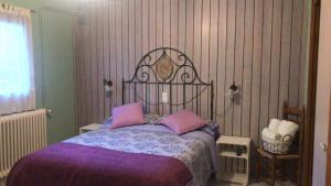 A bed or beds in a room at Casa Rural Cal Farragetes