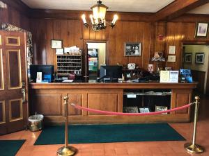Vestibiulis arba registratūra apgyvendinimo įstaigoje Americas Best Value Inn Historic Clewiston Inn