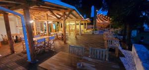 restauracja ze stołami i krzesłami w nocy w obiekcie Mobile Home DIVINA Camp Porton Nature Hideouts w Rovinj