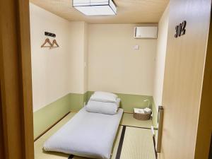 um quarto de hospital com duas camas em Reina Building 4F / Vacation STAY 61776 em Tokushima