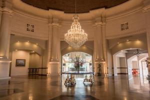 een grote lobby met een kroonluchter en een tafel bij Azul Talavera Country Club in Torreón
