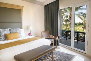 1 dormitorio con 1 cama grande y balcón en Azul Talavera Country Club en Torreón