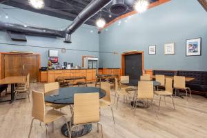 een eetkamer met tafels en stoelen en een aanrecht bij Starved Rock Motor Inn Travelodge by Wyndham in Streator