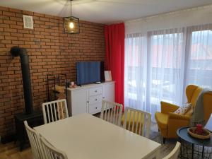 Televízia a/alebo spoločenská miestnosť v ubytovaní Apartament Gaia