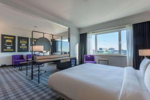 史基浦Radisson Blu Hotel Amsterdam Airport, Schiphol的配有床和书桌的酒店房间