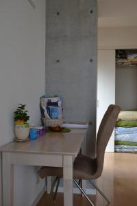 einen Tisch und einen Stuhl in einem Zimmer in der Unterkunft Gracias in Kagoshima