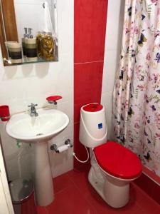 a small bathroom with a toilet and a sink at TARAHARA salud y bienestar in Santandercito