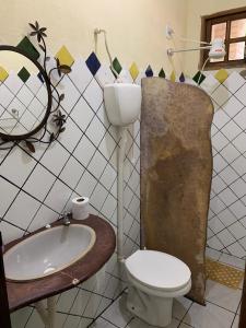 ein Badezimmer mit einem WC, einem Waschbecken und einer Badewanne in der Unterkunft Casa Grande equipada para quatro pessoas in Lençóis