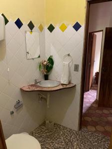 ein Bad mit einem Waschbecken und einem WC in der Unterkunft Casa Grande equipada para quatro pessoas in Lençóis