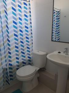 uma casa de banho com um WC branco e um lavatório. em AMUNATEGUI 213 Centro Iquique Ejecutivos em Iquique