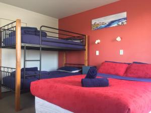 Postel nebo postele na pokoji v ubytování Dusky Lodge