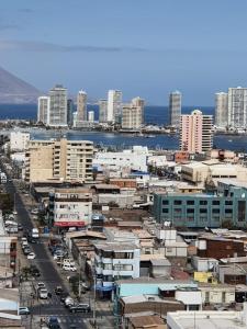 eine Stadt mit Gebäuden und Autos auf einer Straße in der Unterkunft AMUNATEGUI 173 Iquique Centro, ejecutivos in Iquique + 4 Fotos