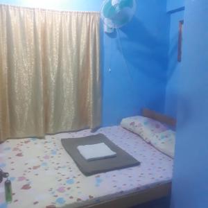 um quarto com uma cama com uma balança em CVBNB BAGUIO GUESTHOUSE em Baguio
