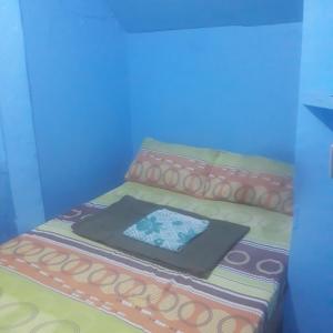 uma cama com um livro em cima em CVBNB BAGUIO GUESTHOUSE em Baguio